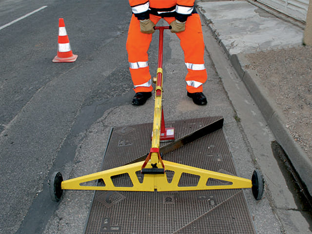 Lève plaques d'égout magnétique