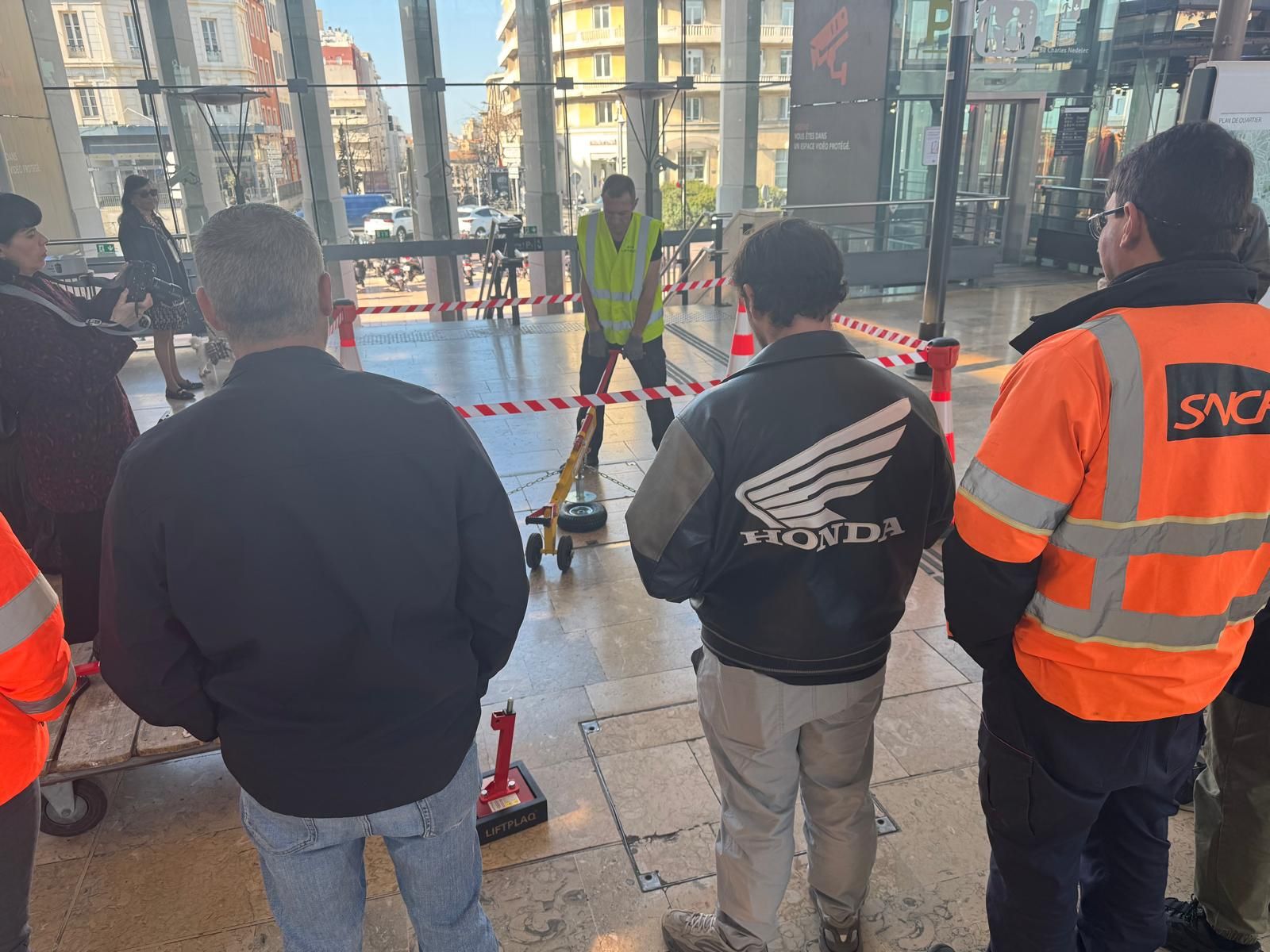 leve-plaque-egout-magnetique-sncf-securite